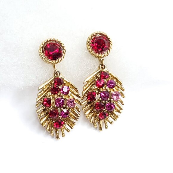 Red Pink Fuchsia Rhinestone Dangle Clip On Earrings Goldtone Feather Leaf Vintag - Picture 2 of 4